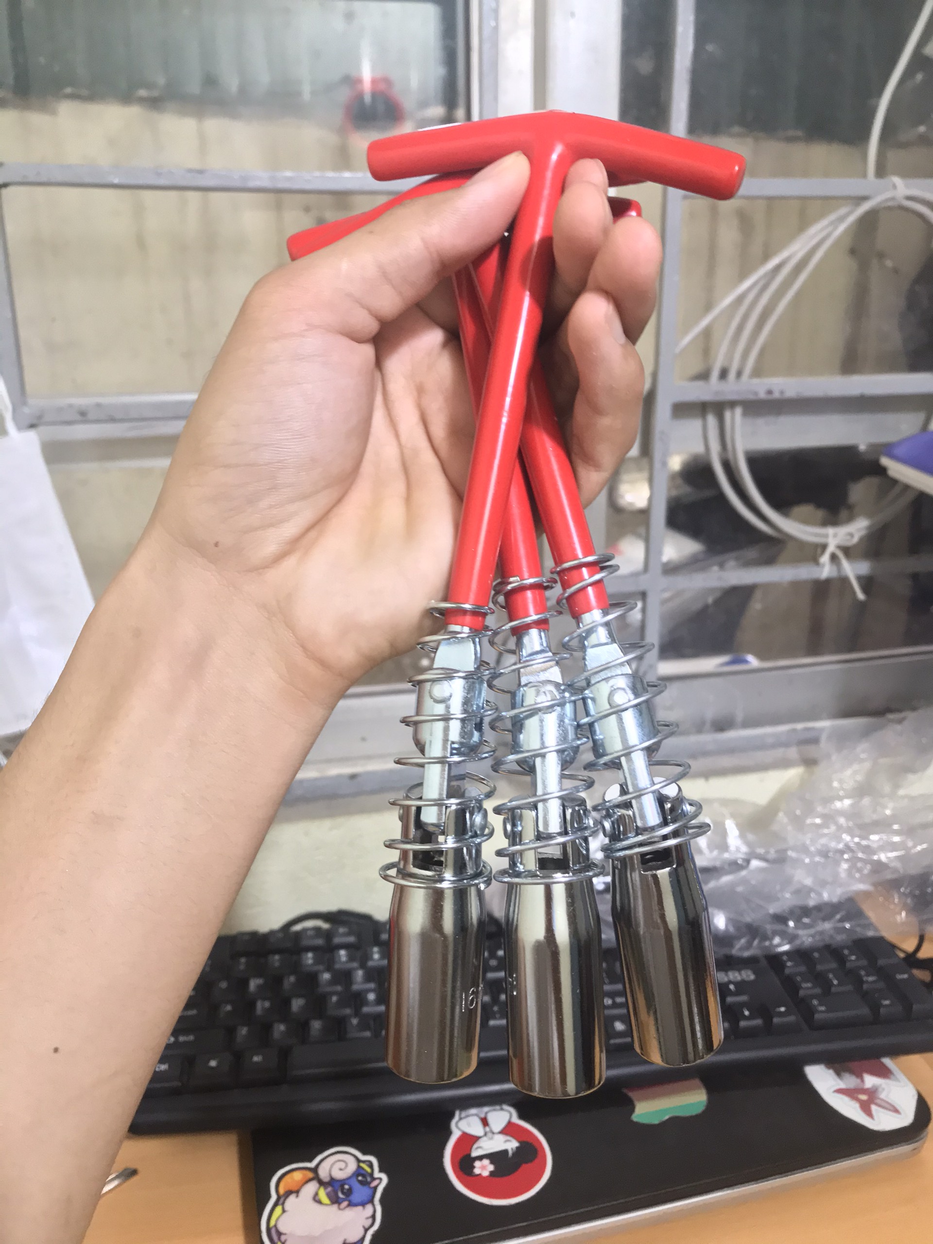Tay lắc mở bugi 16 - chữ t vặn bugi 16 - lúc lắc bugi 16 - vặn mở bugi số 16mm cho tất cả xe máy, ô tô và động cơ phổ biến hiện nay.