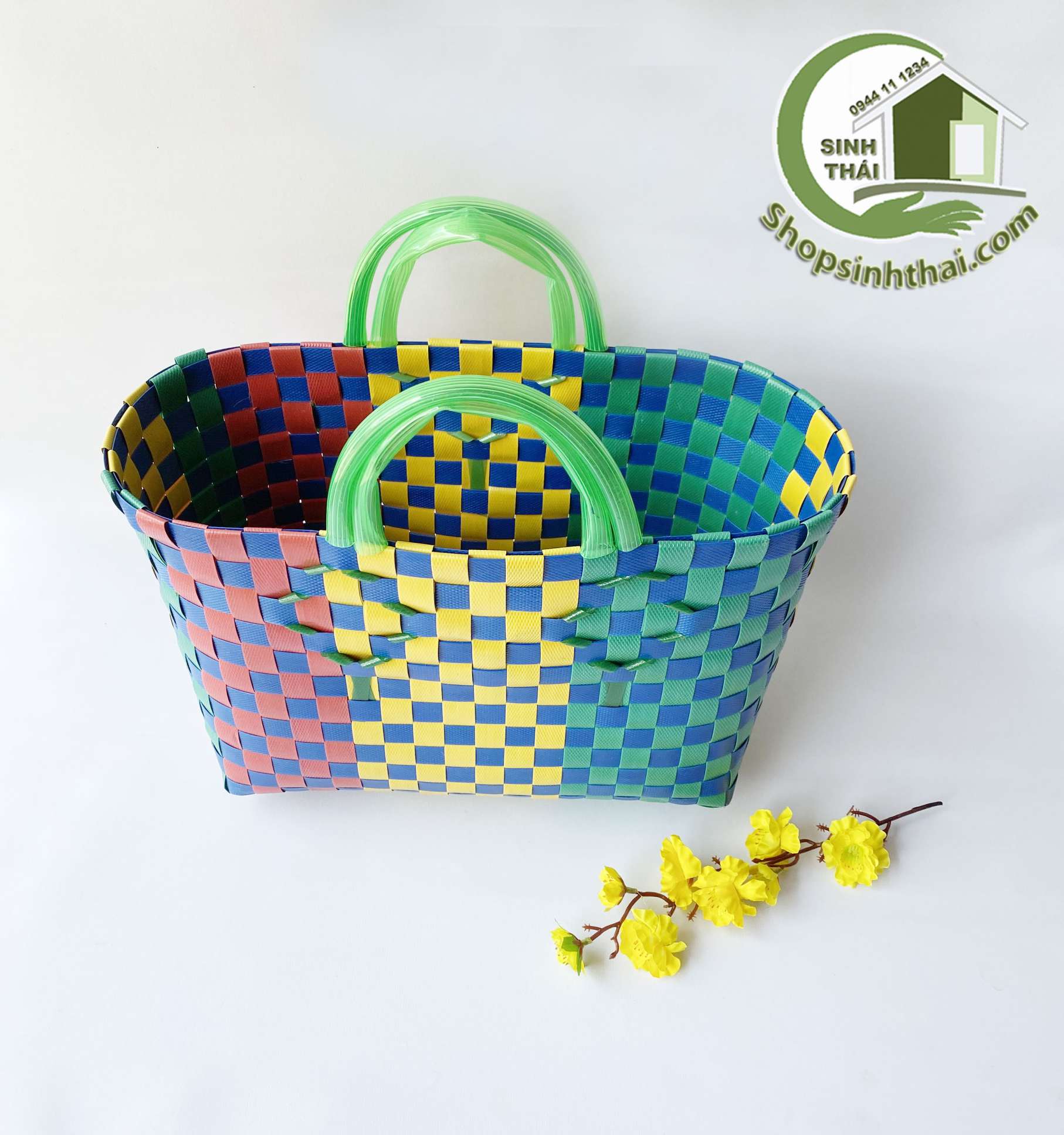 Giỏ làn nhựa giả mây đan nhiều màu, quai xách đôi 40cm x 25cm - màu ngẫu nhiên