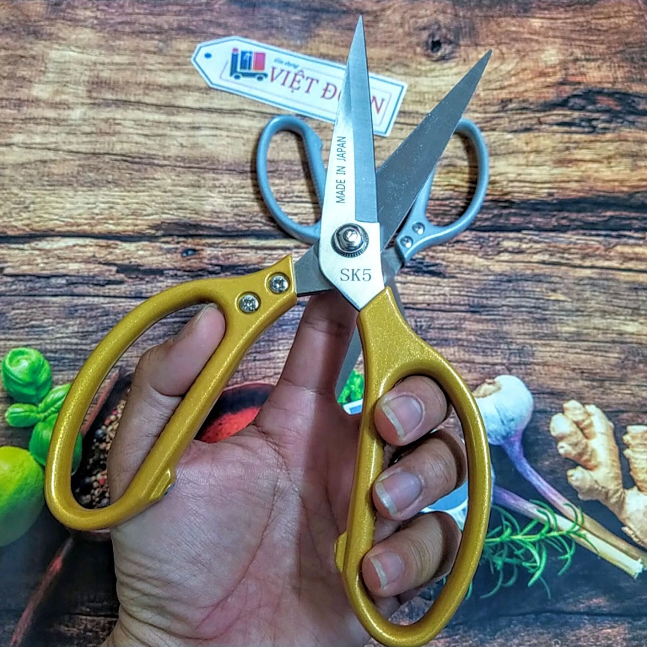 Kéo SK5 Nội Địa Nhật, kéo LỚN 23cm CÁN Màu Vàng ĐẲNG CẤP. Lưỡi thép SK5 không gỉ, siêu cứng và cán to đầm tay. Dụng cụ đa năg sử dụng tiện lợi cho gia đình Nhà Hàng