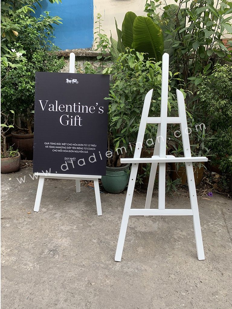 Standee gỗ - Giá tranh