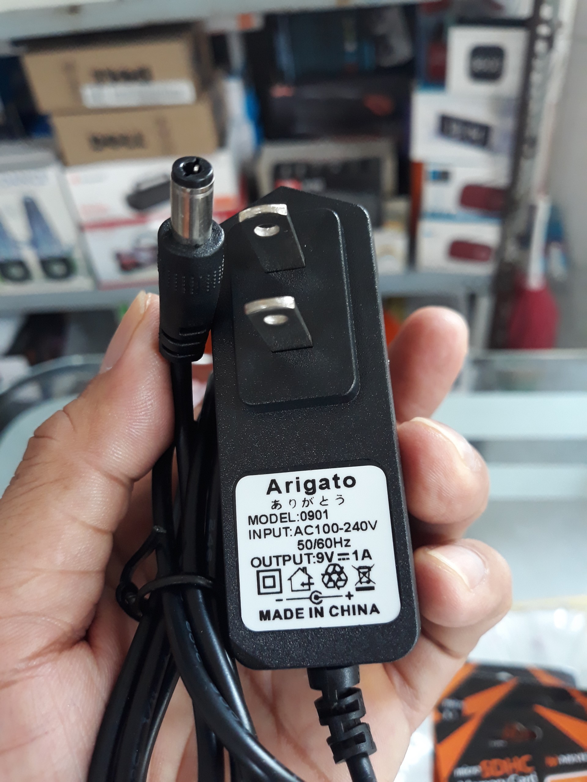 Nguồn Adapter Arigato 9V-1A Dùng Sạc Loa, Camera, Modem - (5.5 x 2.1mm)