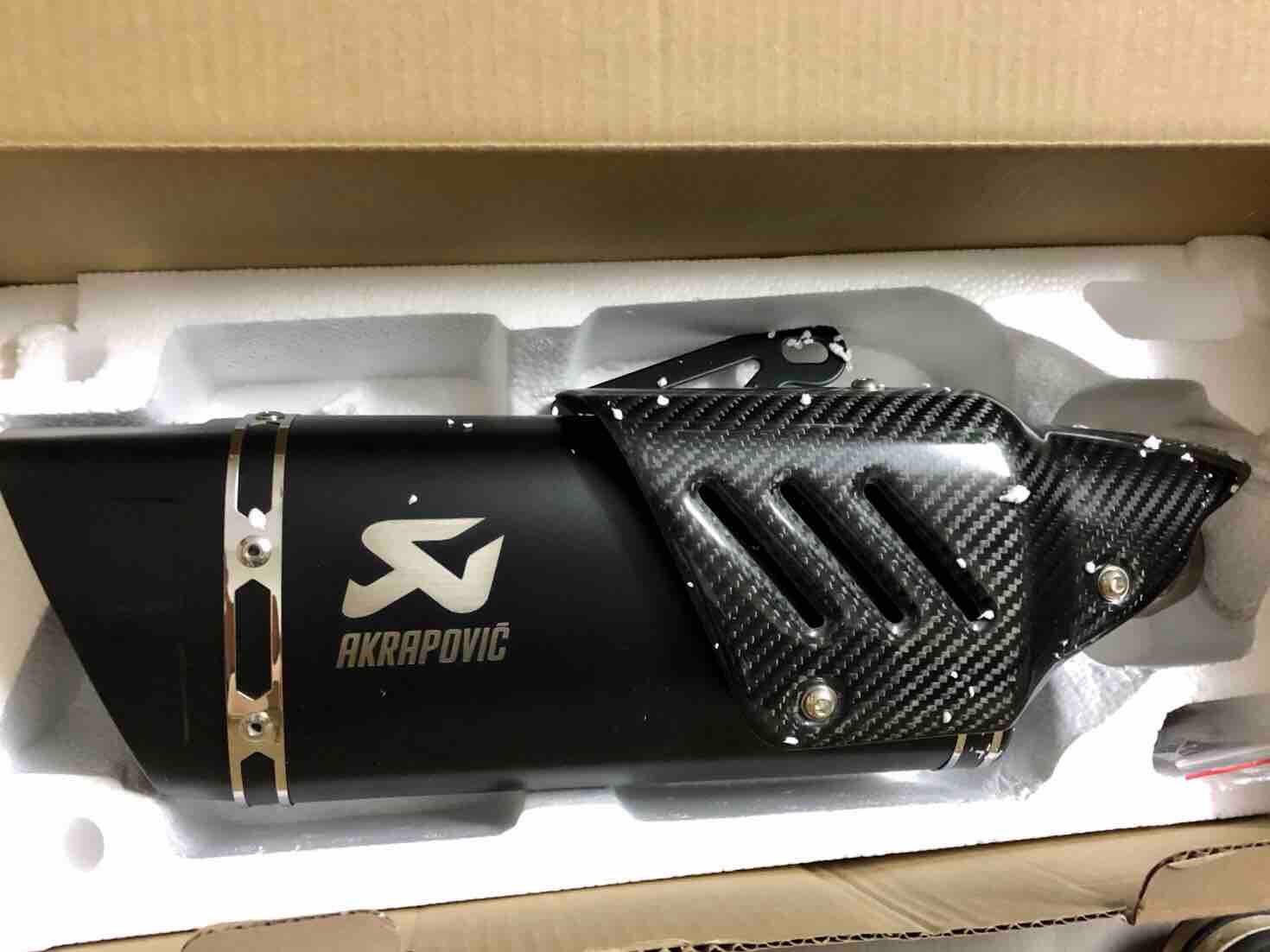 Lon Pô AKRAPOVIC R1