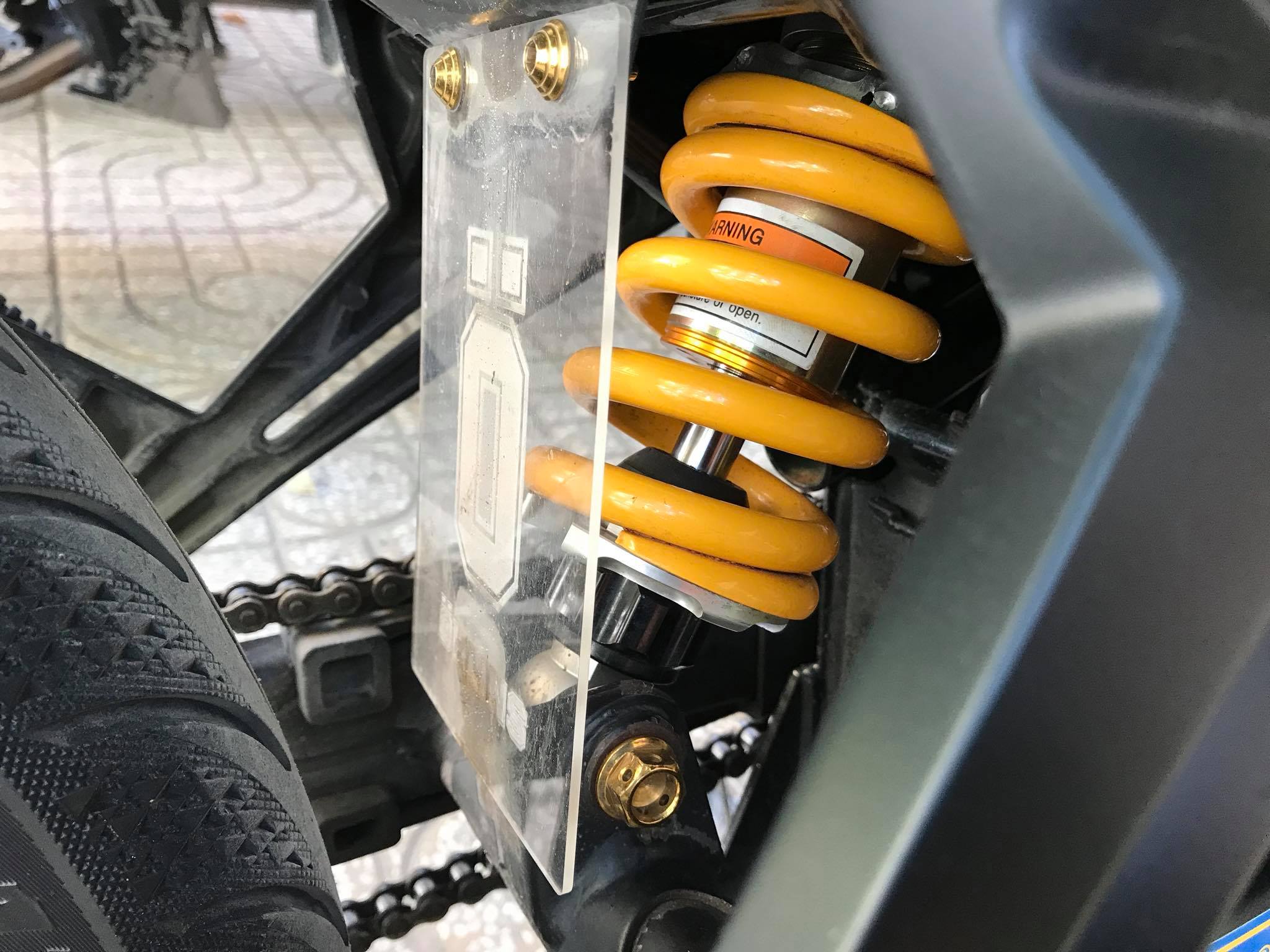 Mica che phuộc sau xe máy Ohlins và King drag