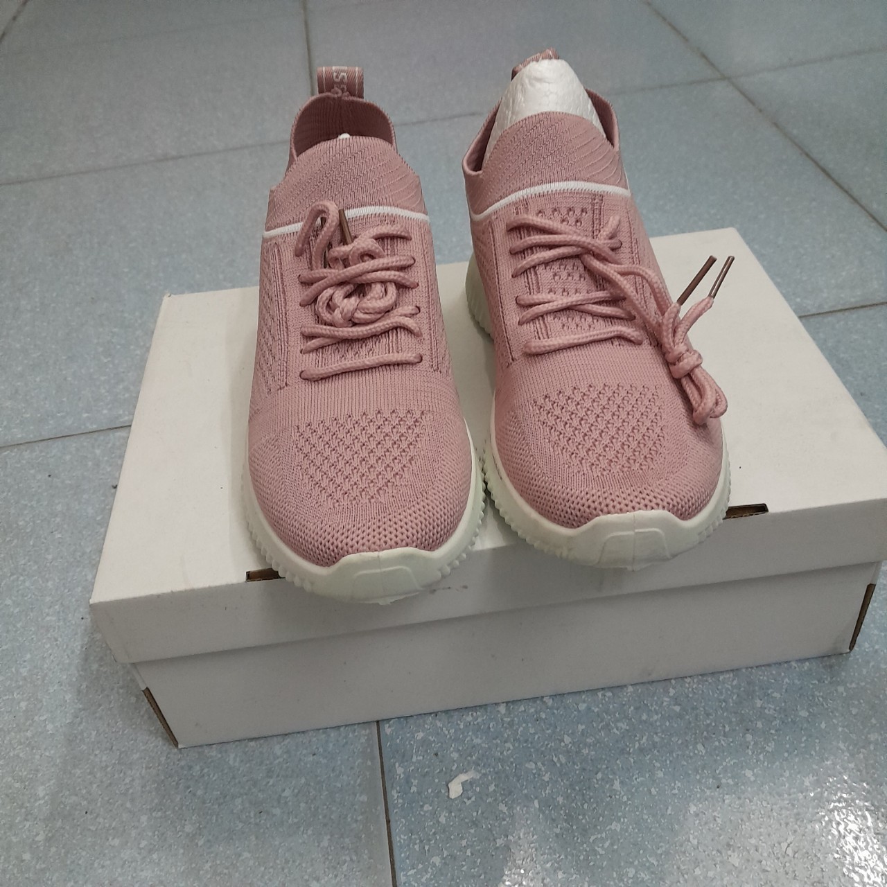 Giày sneaker cổ chun