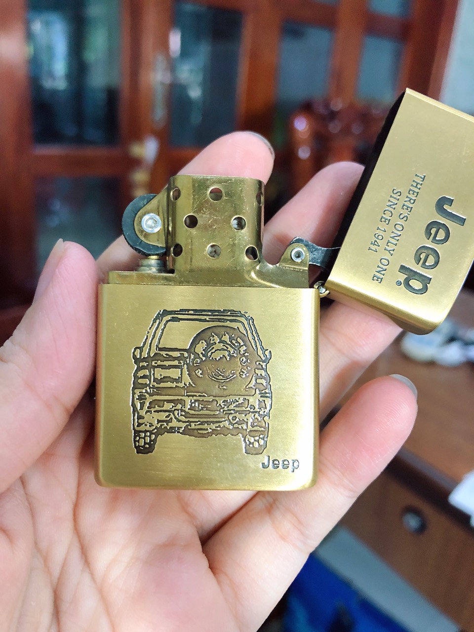 BẬT LỬA ZIPPO KHẮC HÌNH XE JEEP MÀU VÀNG -RUỘT VÀNG