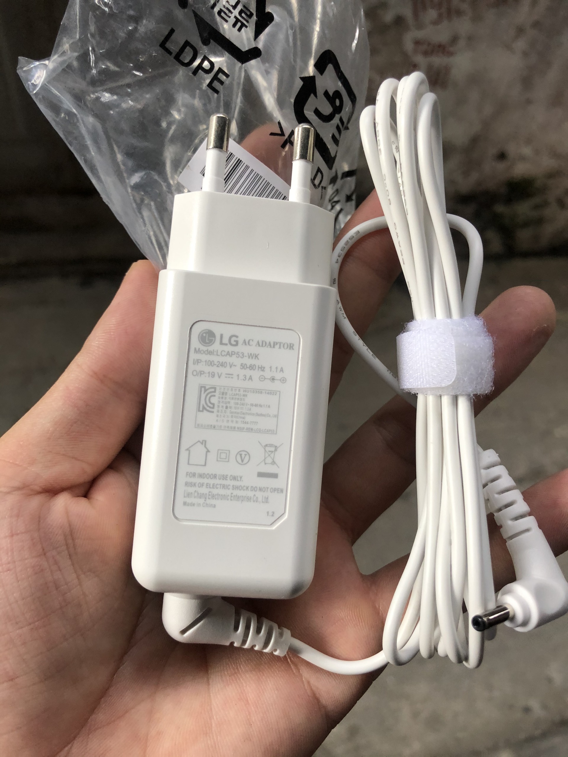 SẠC LG 19V 1.3A CHÂN NHỎ