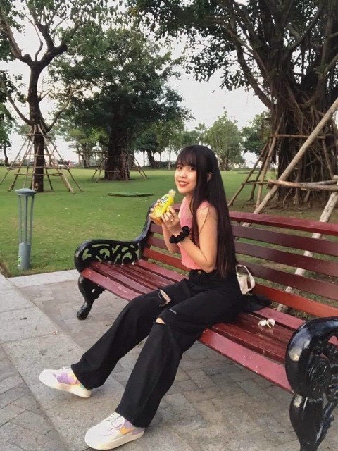 Quần ống rộng rách gối
