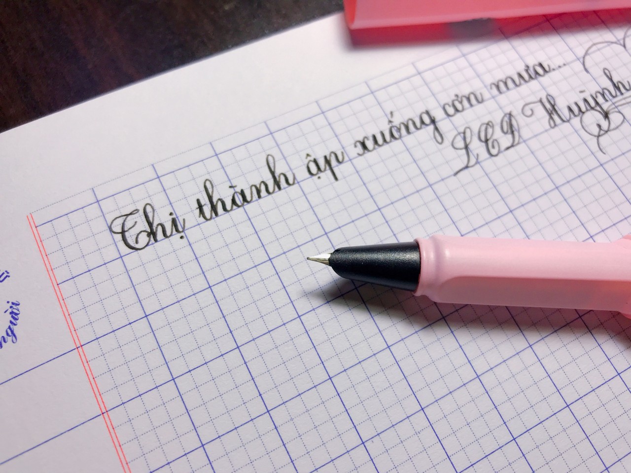 Bút luyện chữ đẹp Hoàng Ngọc T04: Tìm kiếm một bút luyện chữ đẹp hoàn hảo để nâng cao kỹ năng viết chữ của bạn? Bút luyện chữ đẹp Hoàng Ngọc T04 sẽ là giải pháp tuyệt vời. Hãy xem hình ảnh để khám phá những đường nét tinh xảo, sắc sảo của chúng!