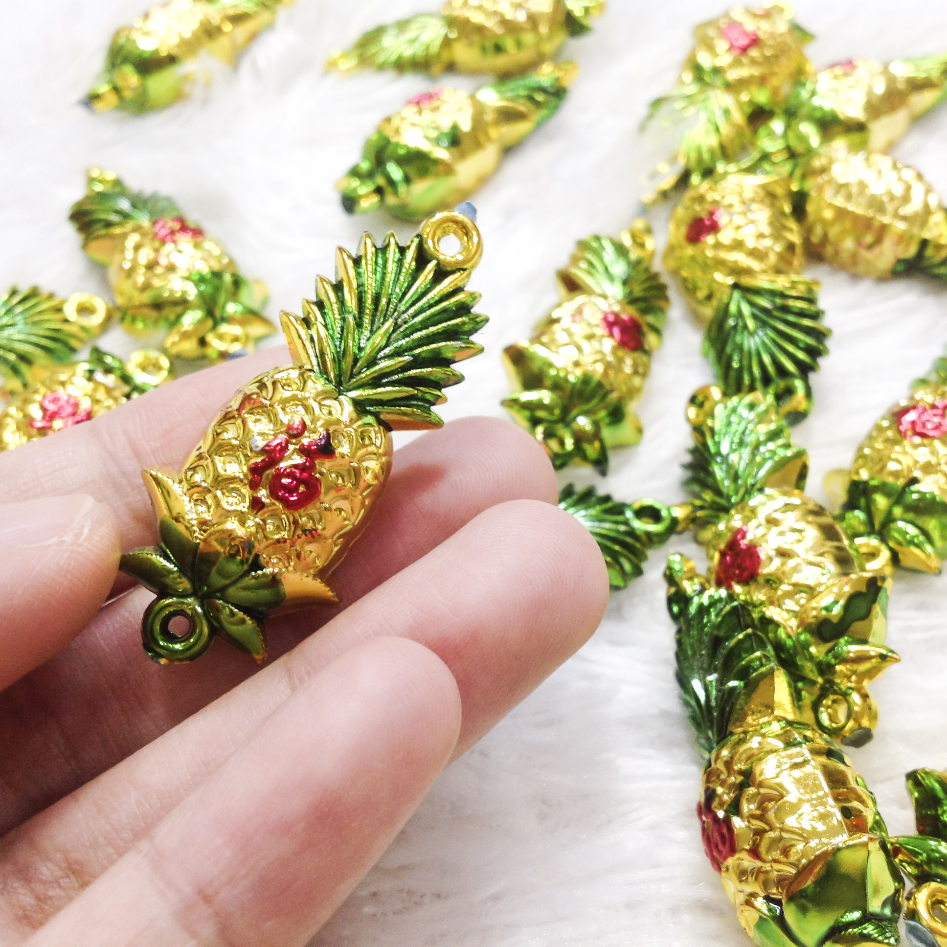 Set 4 PCs azelic gold plastic headstock home decor hanging clothers needle good fortune needle yellow peach blossom leaf [4 PCs pack]