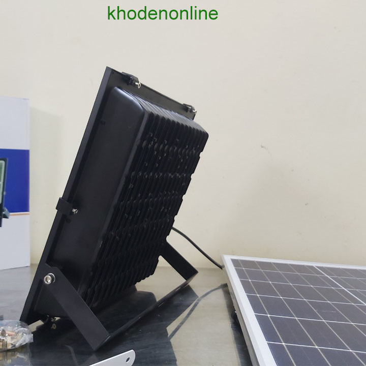 Đèn năng lượng mặt trời PHA 200W (4 khoang)