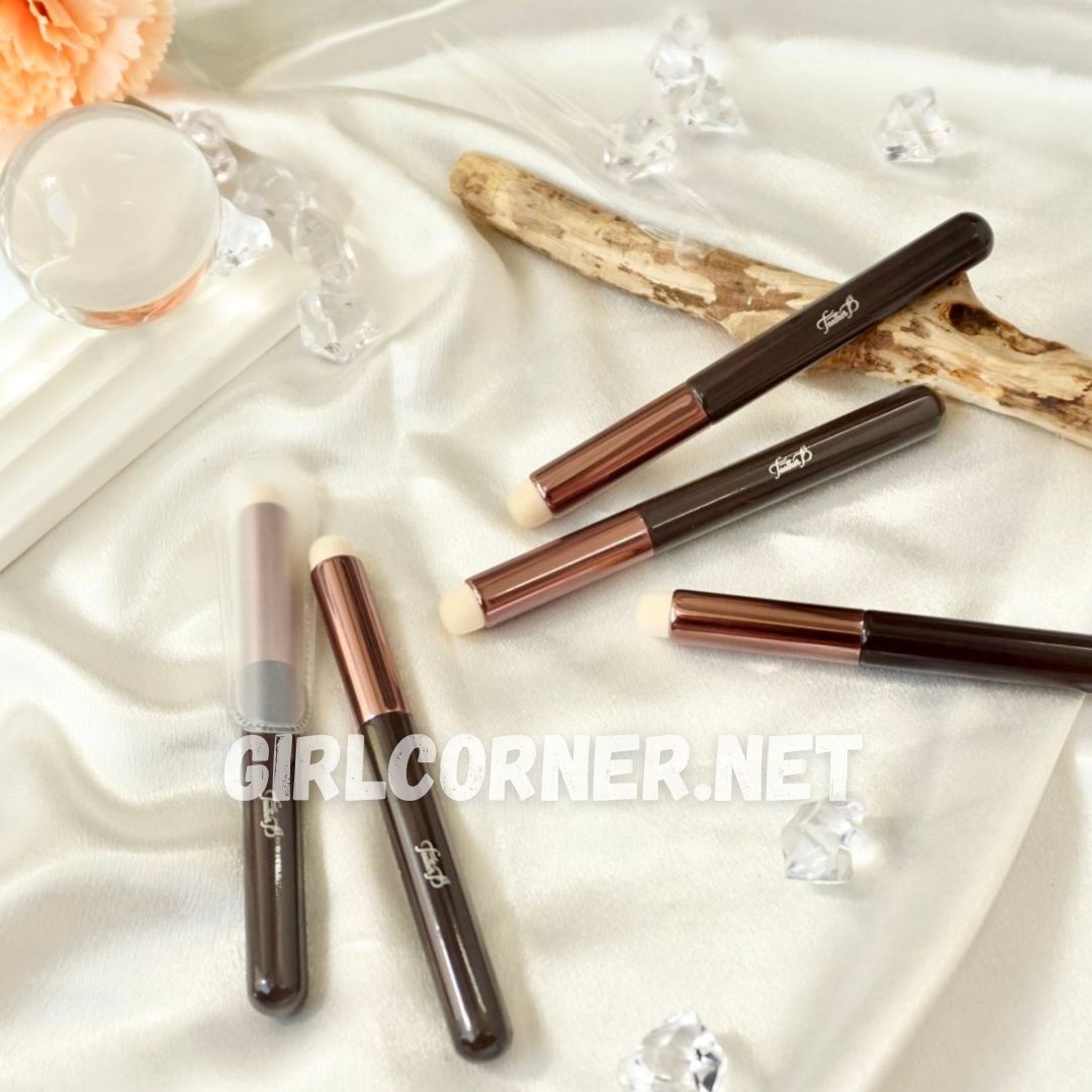 Cọ môi - che khuyết điểm đầu tròn trend  Feather B