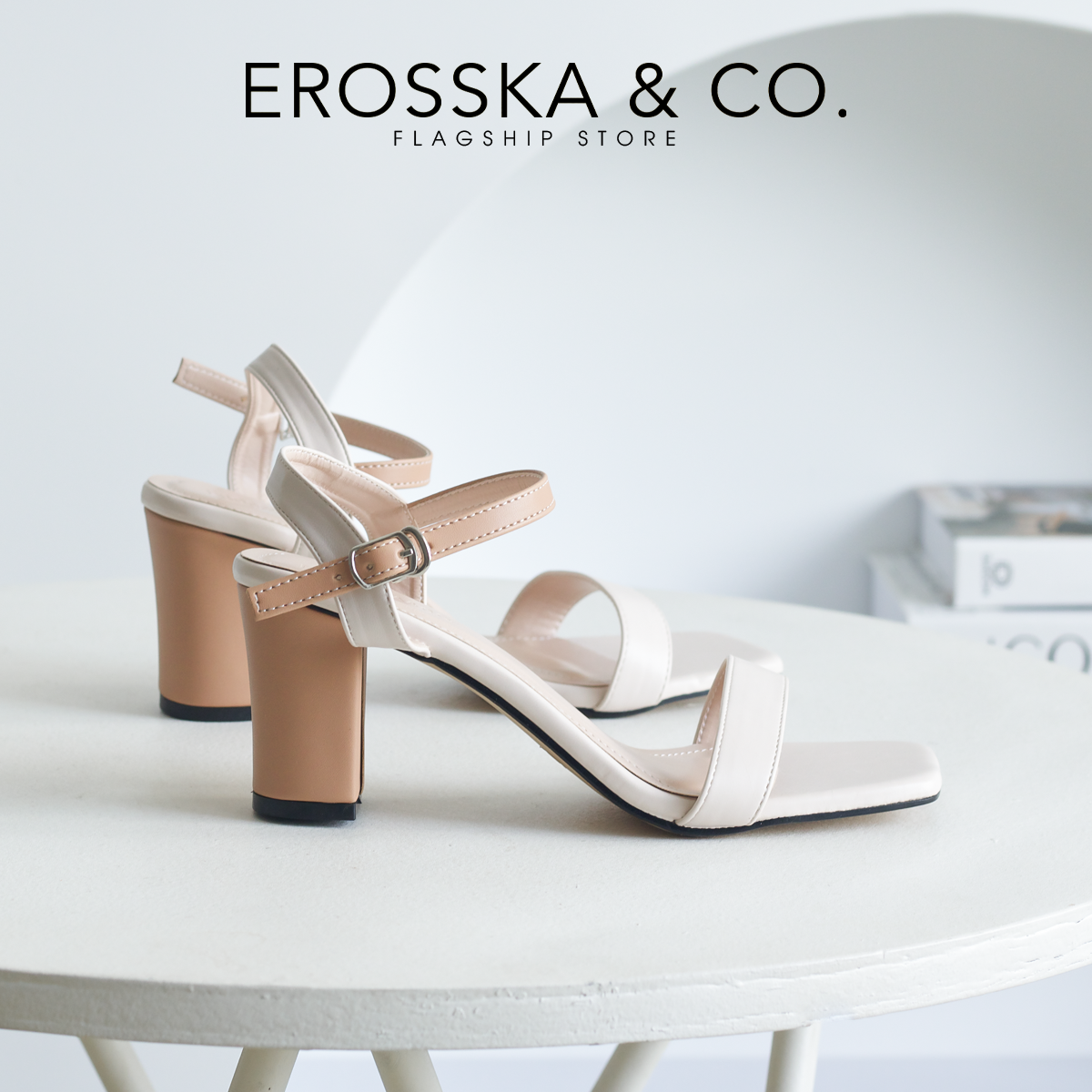 [Form nhỏ tăng 1 size] Erosska - Giày sandal nữ mũi hở phong cách thanh lịch cao 7cm màu kem phối bò - EB059