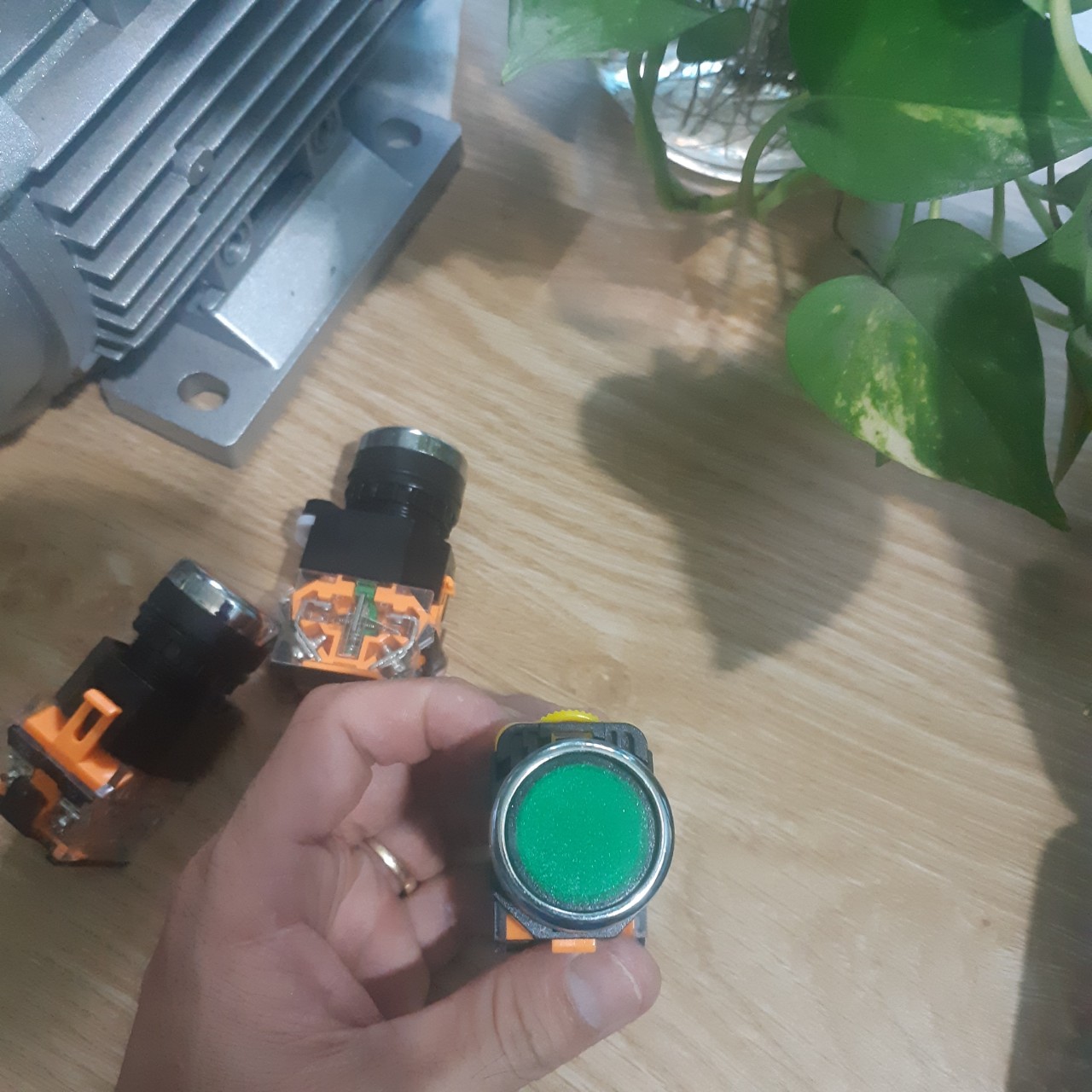 Nút nhấn nhả không đèn ON OFF phi 22 , 1NO 1NC