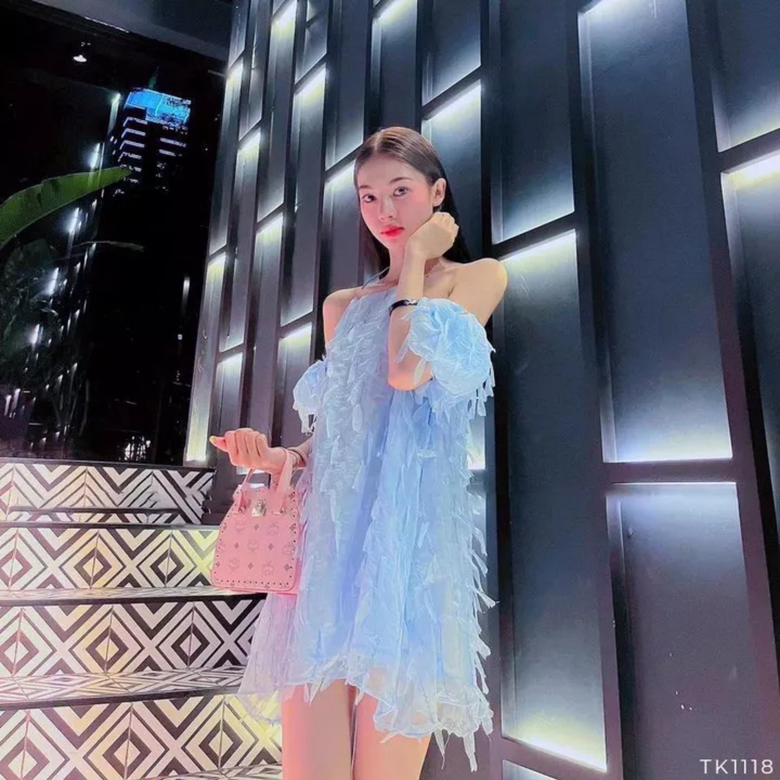 ( Quà tặng dây cột tóc ) Đầm midi cổ yếm rớt vai lông vũ đi phố