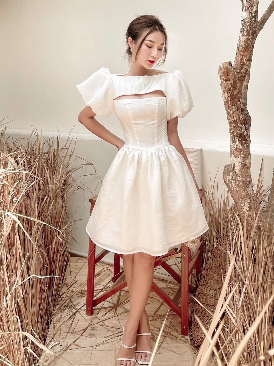 Đầm dự tiệc nữ trắng hở lưng tay phồng