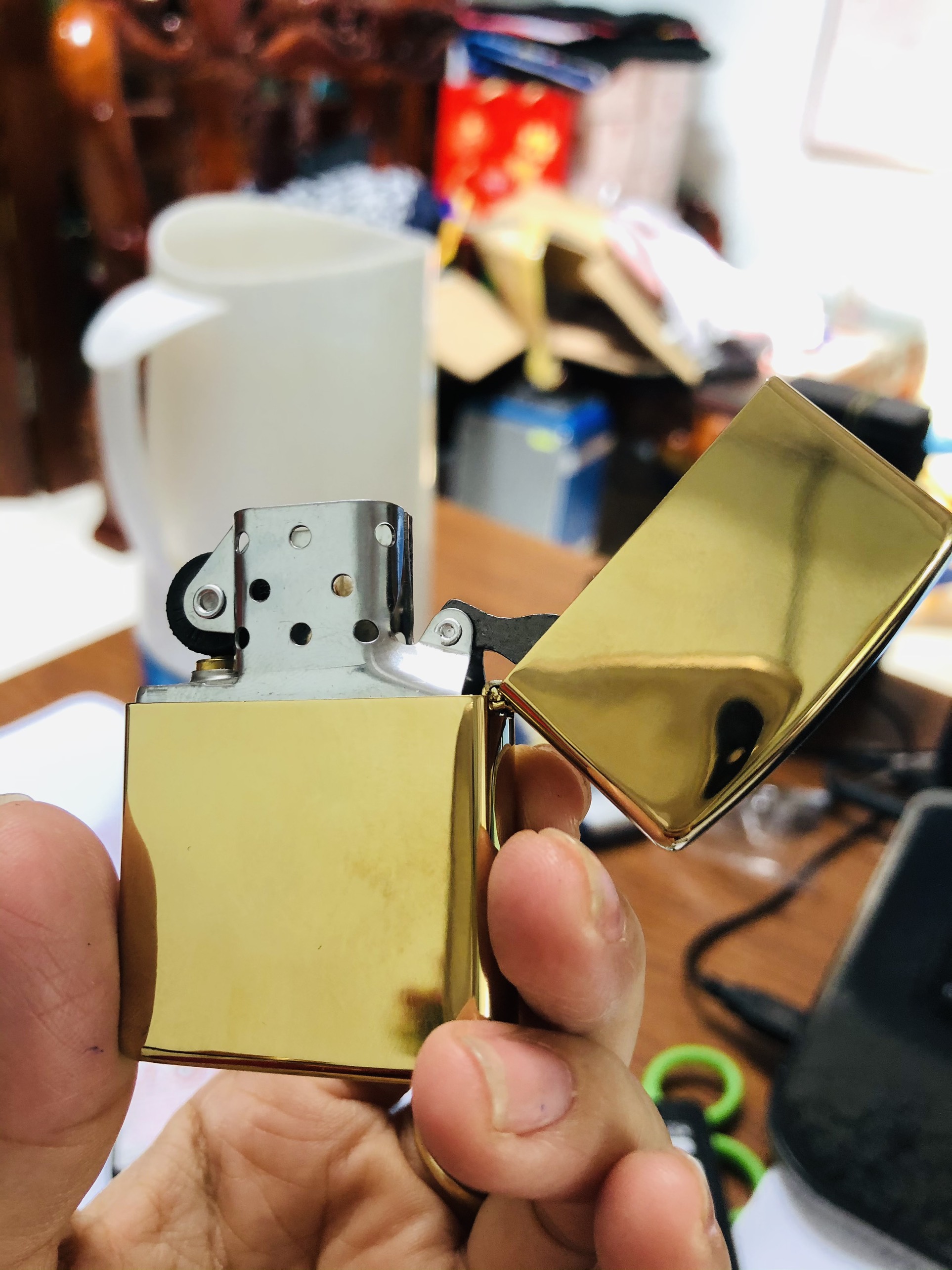 BẬT LỬA ZIPPO MÀU VÀNG HỌA TIẾT CHÓ SÓI - RUỘT TRẮNG