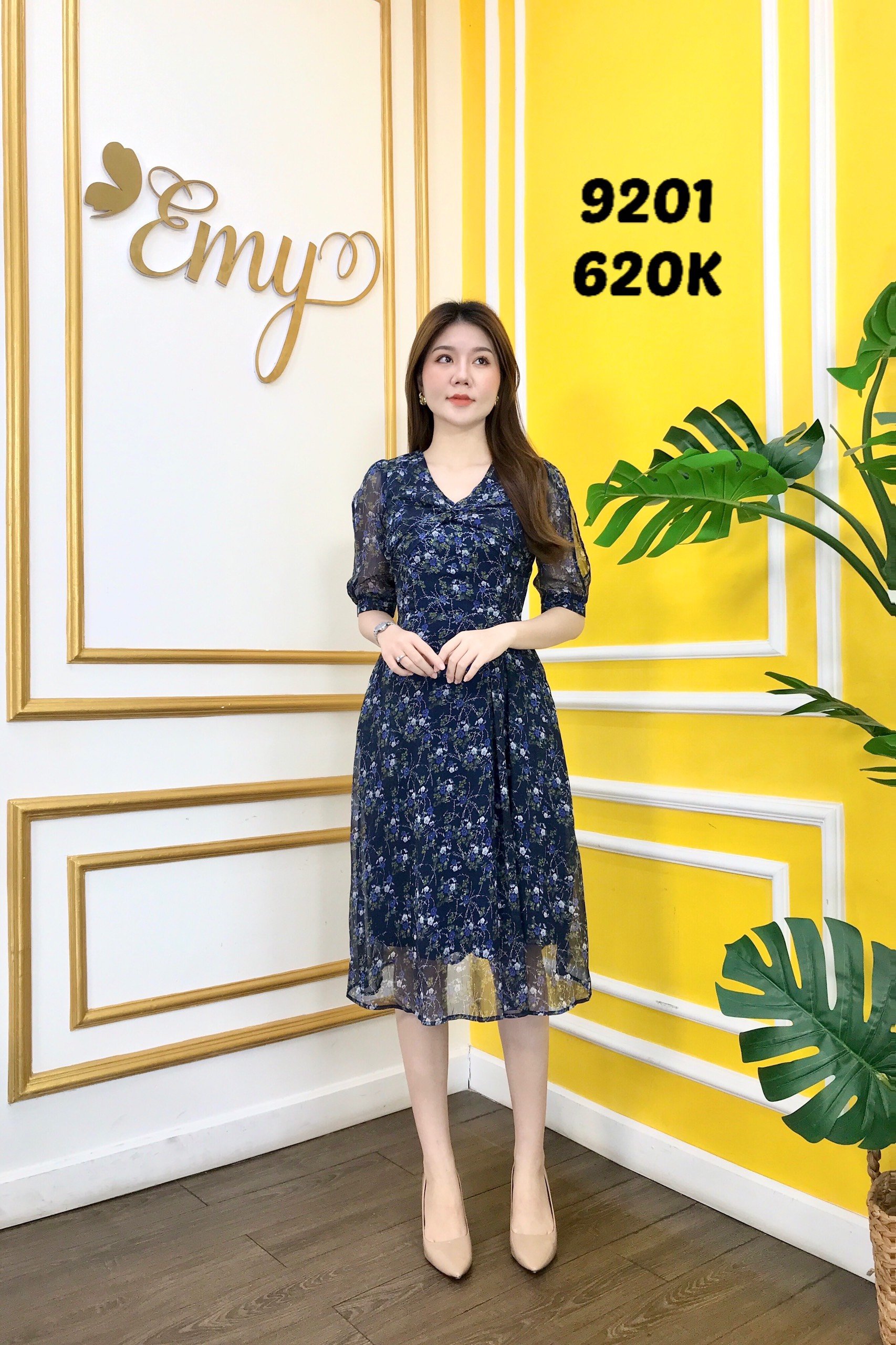 Đầm EMY EM9201 Xòe Cổ V Nền Xanh Đen