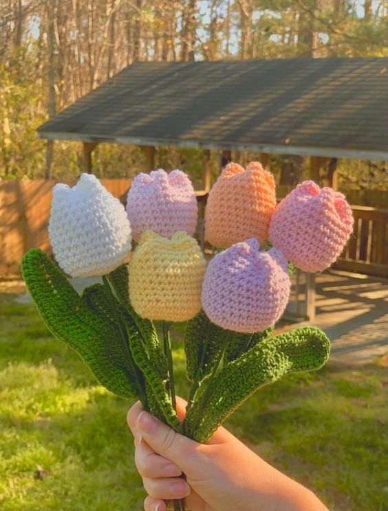 Hoa tulip tròn bằng len handmade (1 bông)