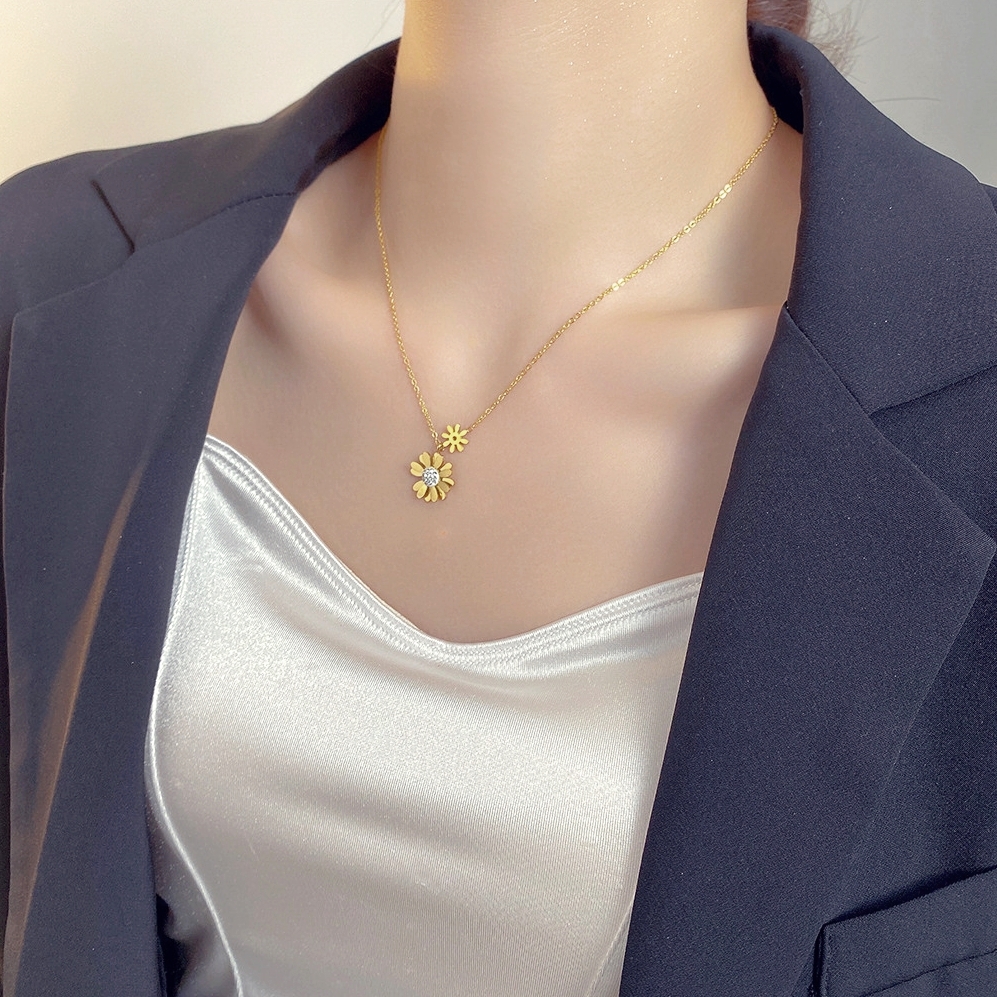 Dây chuyền titan nữ mặt bông hoa cúc thiếu 1 cánh phong cách cá tính