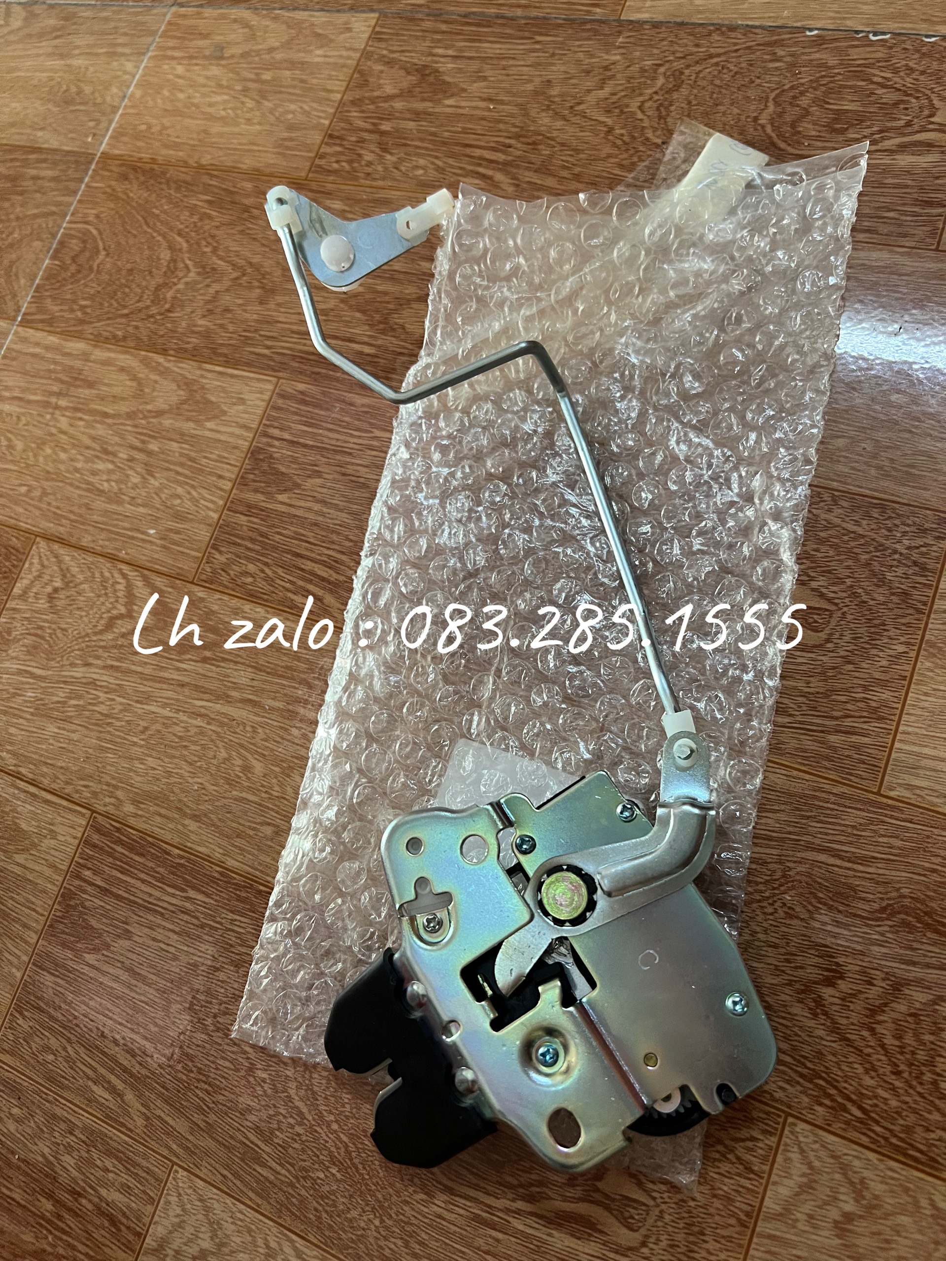 Khóa ngậm cốp sau mazda 323 , ford laser 1.6 , ford laser 1.8