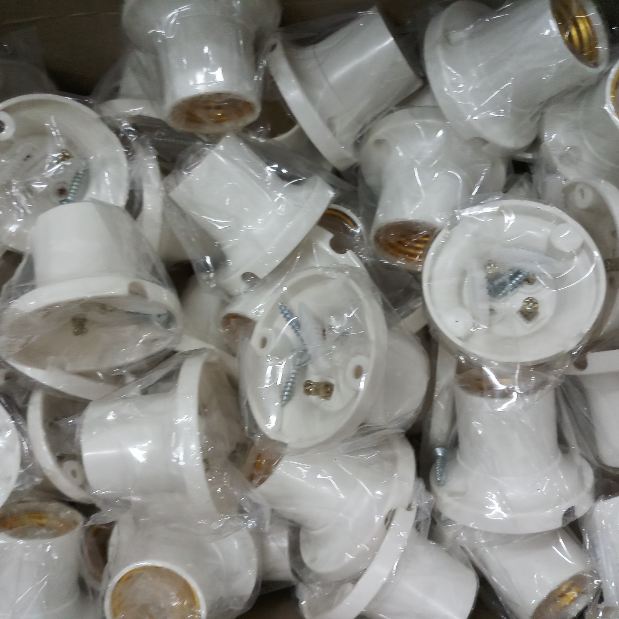 Đui đèn đuôi xoáy tiêu chuẩn E27 (giao màu ngẫu nhiên)