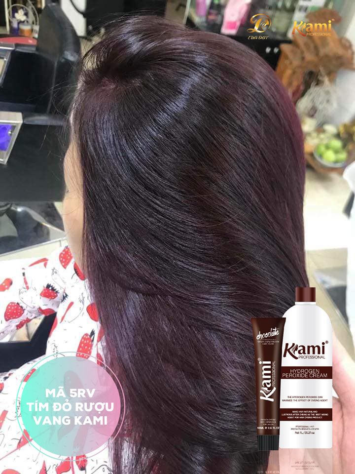 Thuốc nhuộm tóc màu tím trầm thực sự là một lựa chọn đáng để thử cho những cô nàng muốn thay đổi kiểu tóc và tạo nên sự sang trọng và quyến rũ. Hãy cùng xem những kiểu tóc đẹp và độc đáo được màu tím trầm tô điểm trên đầu của các cô nàng.