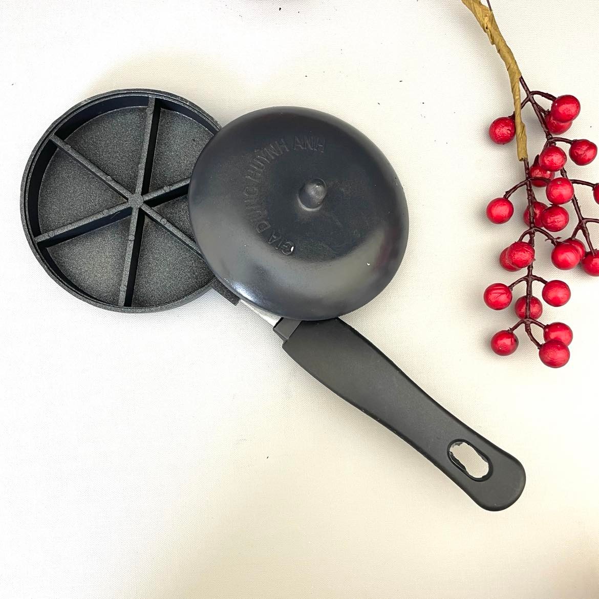 Khuôn Trái Sáng CHỐNG DÍNH, làm Bánh Trứng Cút, Khoai Mì - hình TAM GIÁC. Dụng cụ GANG TRUYỀN THỐNGKhuôn nhỏ gọn, tay cầm bằng gỗ