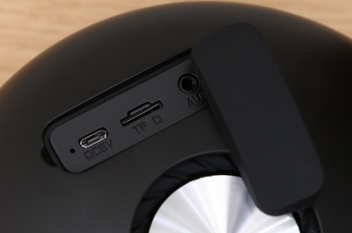 Loa Bluetooth Wetop A3 Đen trưng bày