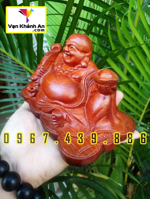 Tượng Phật Di Lặc để xe