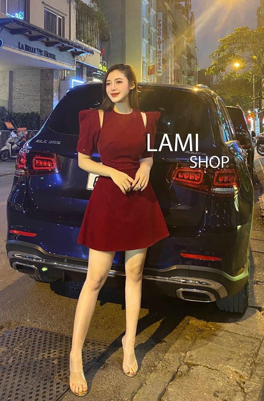 Đầm nhung khoét vai hai bên