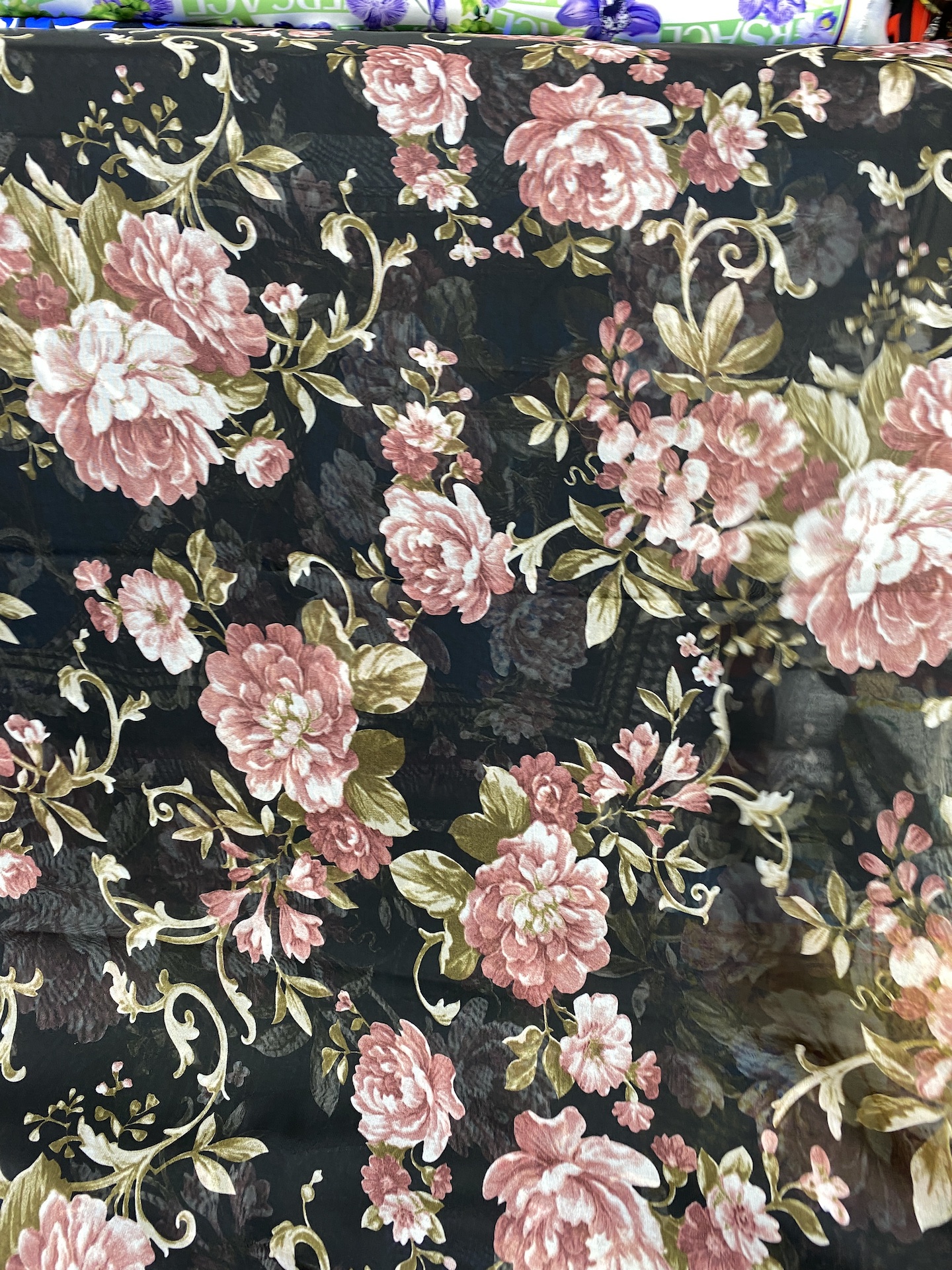 Vải voan chiffon hoa nền đen MS1627