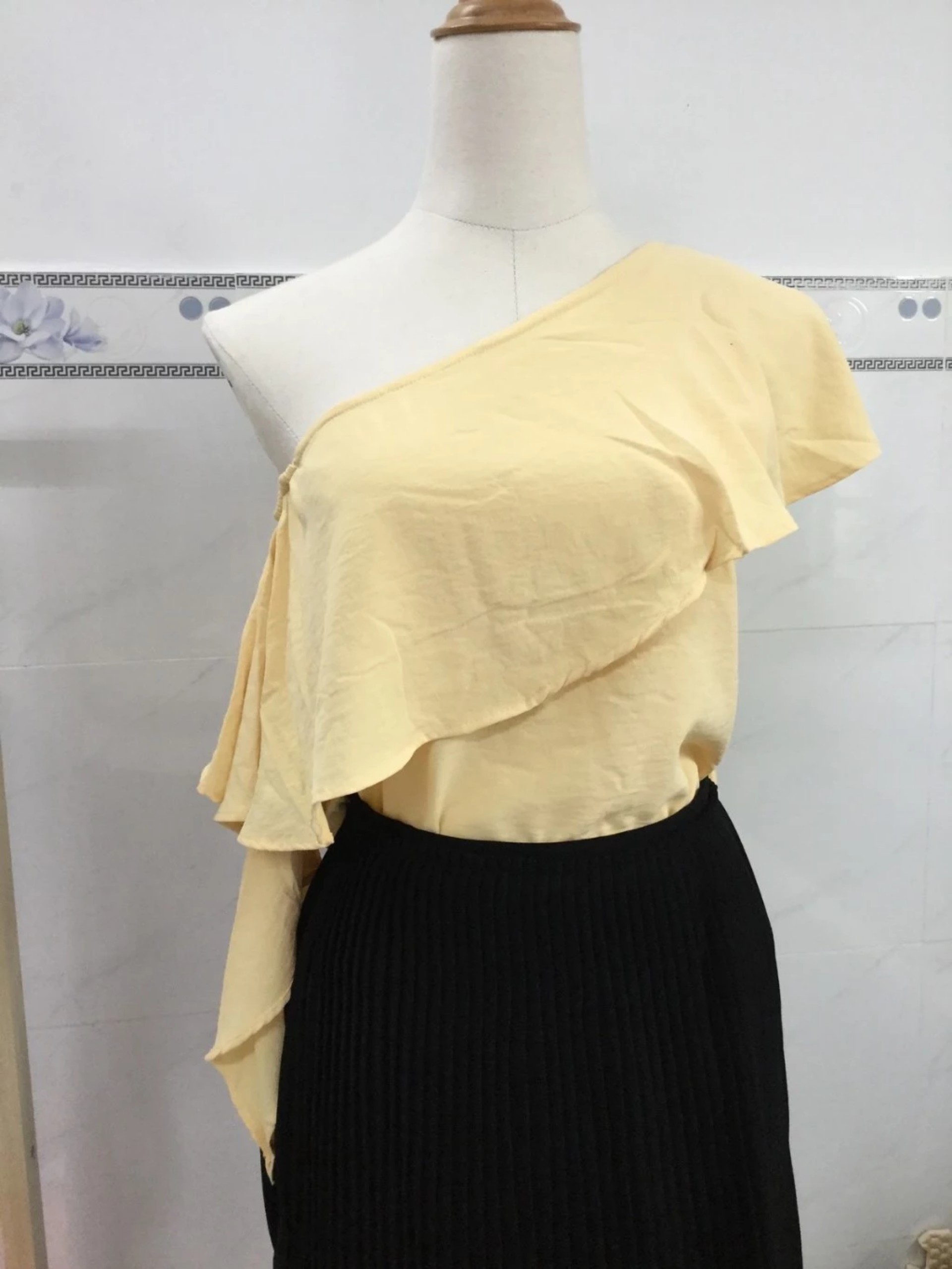 Áo crop lệch vai bèo hot tren bách phố