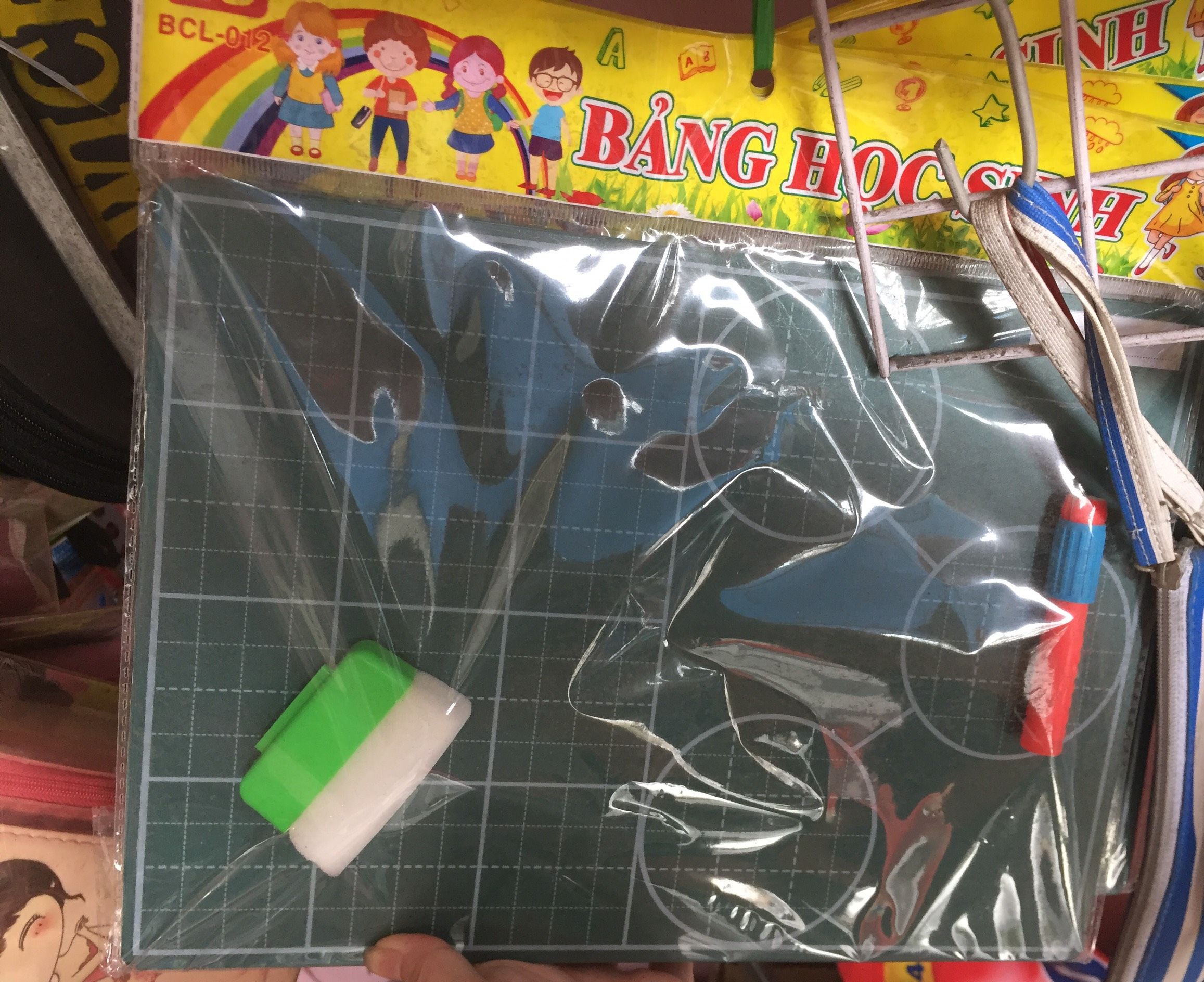 Bảng Học Sinh HANSON Màu Xanh A4 BCL-012 [TẶNG KÈM MÚT LAU BẢNG + BÚT KẸP PHẤN]