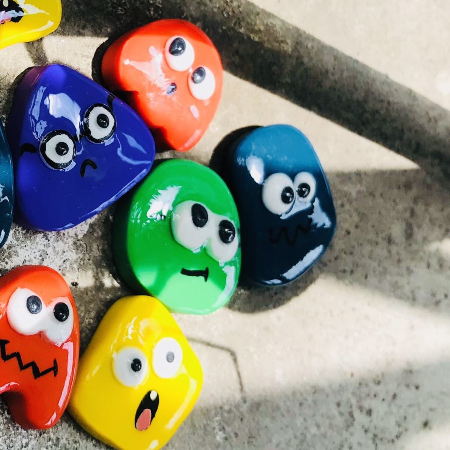 Pin/Ghim cài áo đất sét mặt emoji/emotion hài hước