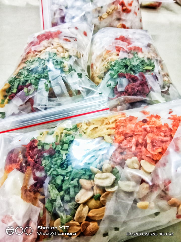 2 bịch bánh tráng trộn