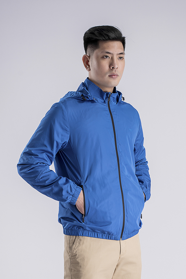 Áo khoác gió hai lớp ARISTINO AJK022W8 màu xanh biển, chất trơn lì, mềm mại, mũ có thể tháo rời