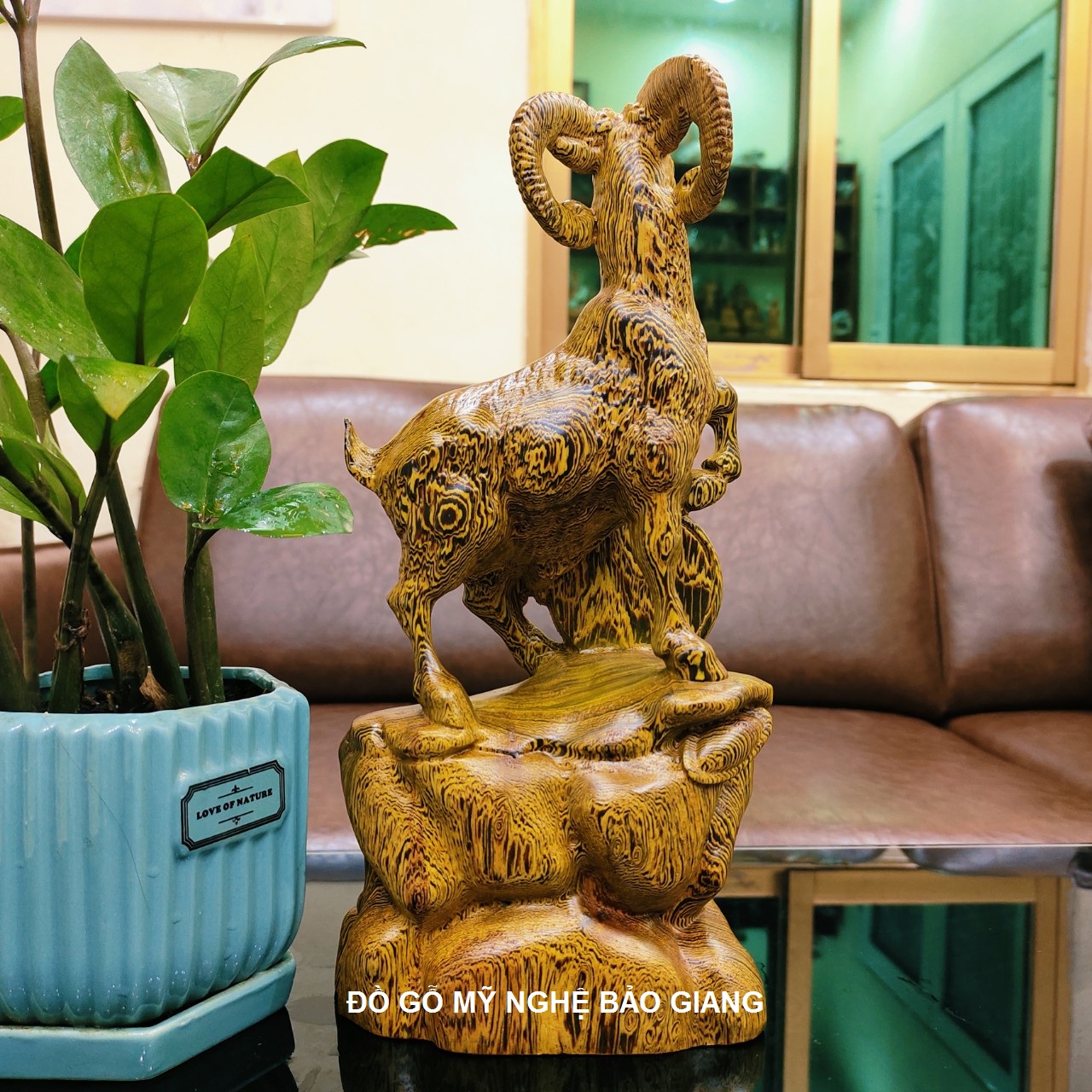 Tượng con dê gỗ mun đuôi công cao 20 cm