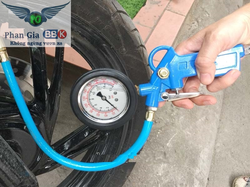 Dụng cụ bơm lốp xe ô tô dùng khí nén
