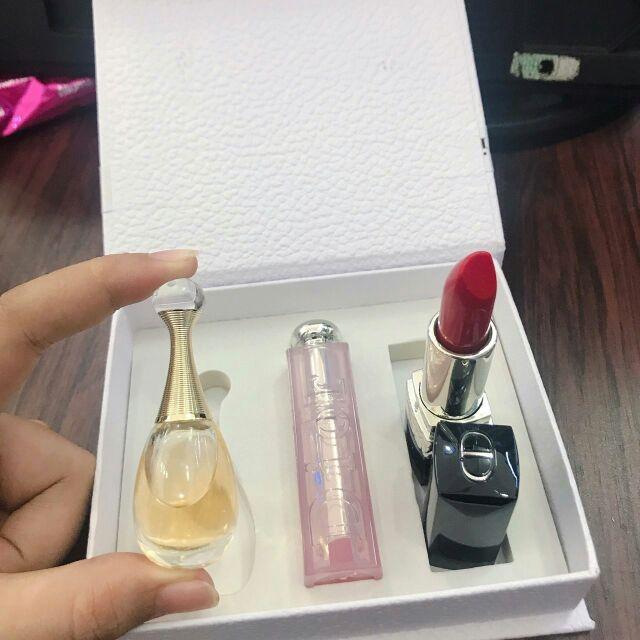 Set son và nước hoa làm quà tặng