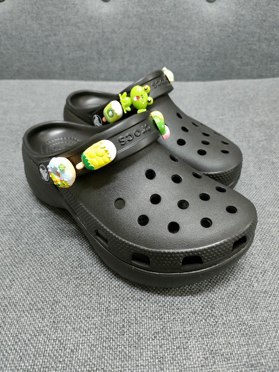 Dép sục crocs classic đế cao cho nữ người lớn nhiều màu, giày xục unisex(  tặng kèm charm như hình) 