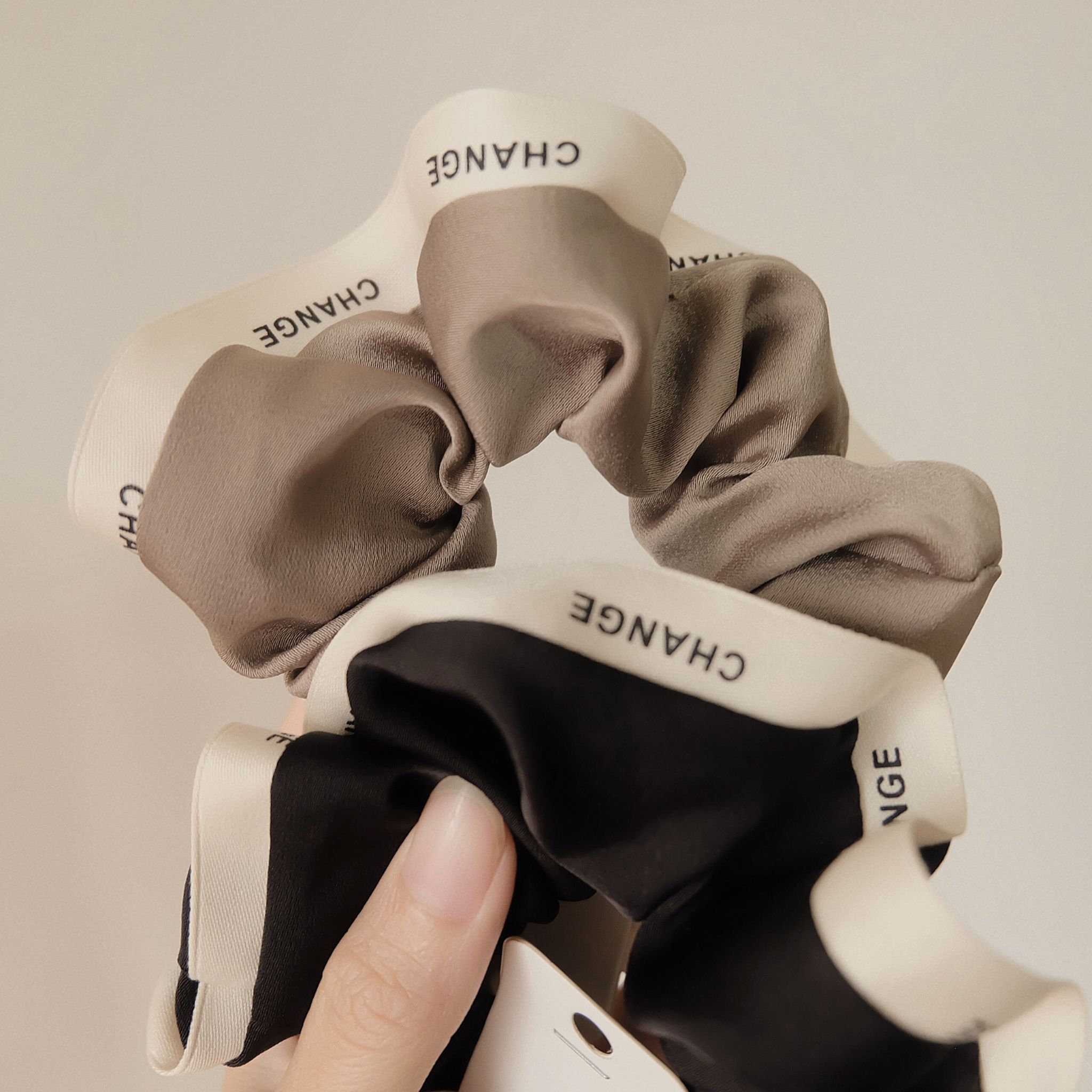 Cột Tóc Scrunchies Có Viền Sang Trọng Chữ Change Để Búi Tóc