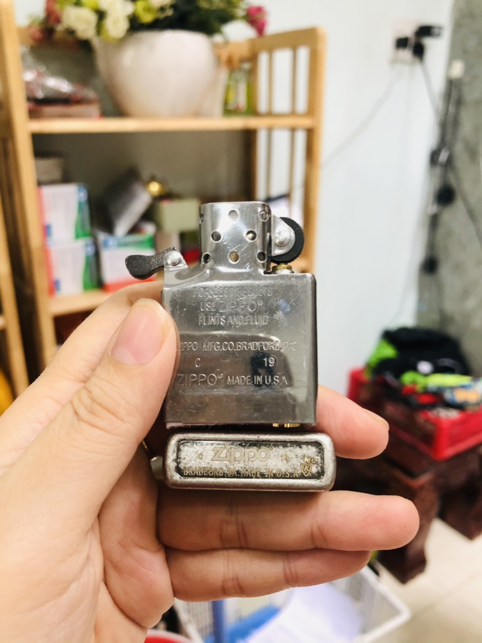 Bật lửa Zippo Màu Trắng Bạc, Loại Giả Cổ