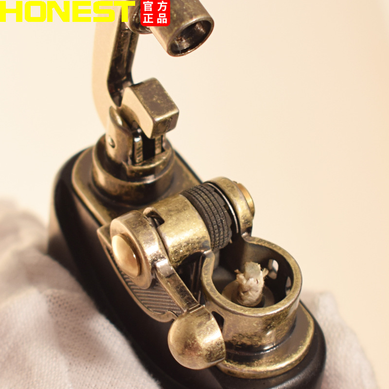 Bật lửa đá xăng Honest màu vân gỗ kiểu dáng mới