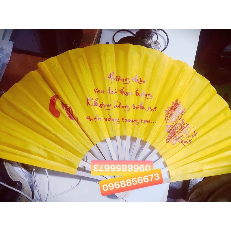Quạt giấy giao màu ngẫu nhiên