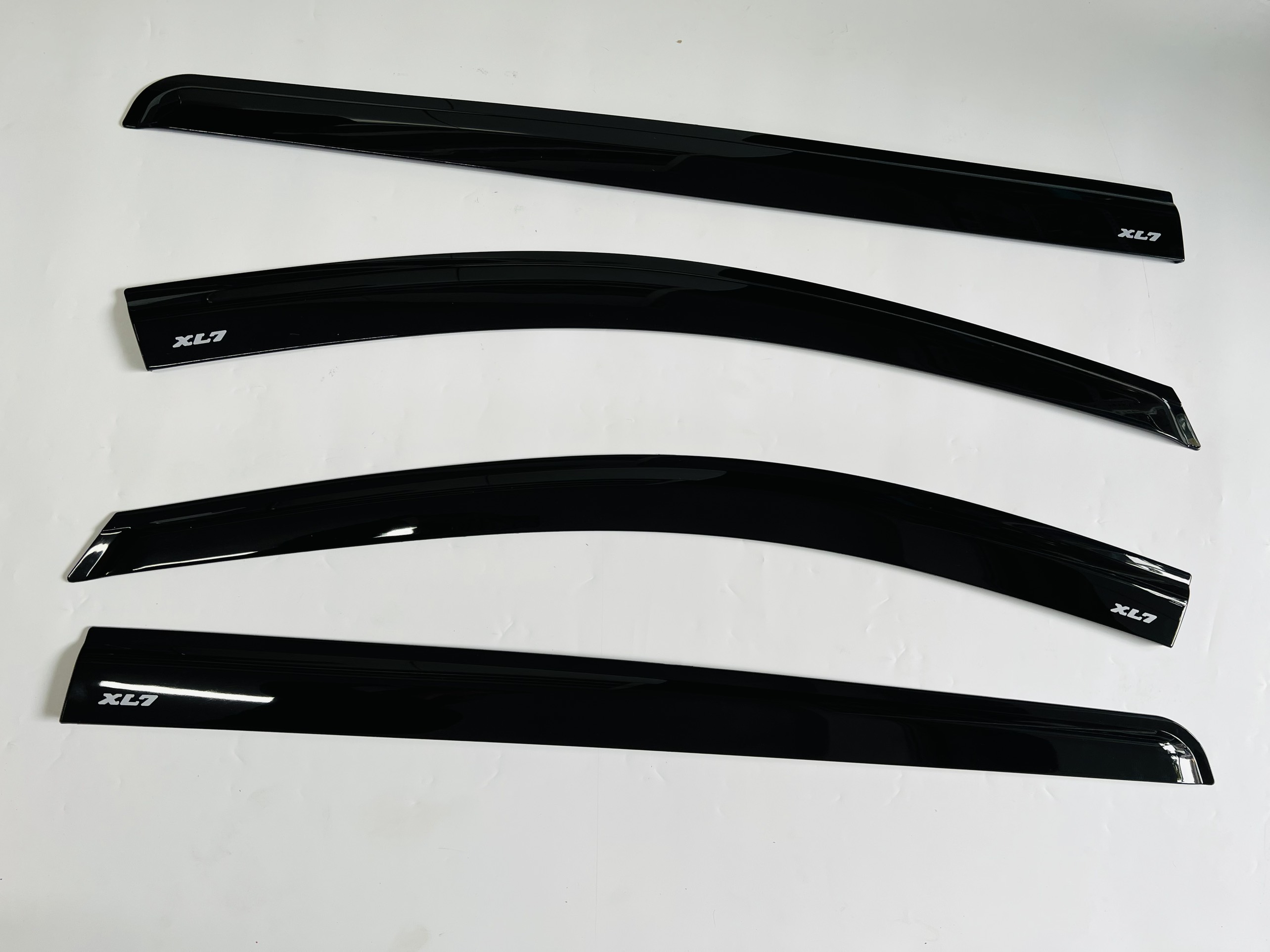 Vè che mưa dành cho Suzuki XL7 đen Thái