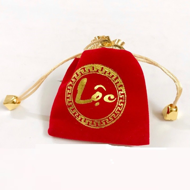 BAO LÌ XÌ VẢI GẤM ĐẸP , SANG TỪNG CHI TIẾT Mẫu lì xì chế tác bằng phương pháp thủ công, chất liệu gấm lụa, được thêu hoa văn nổi sang trọng, mang đến tài khí, thịnh vượng. Thích hợp nạp tài lộc ăn hỏi, làm bao lì xì đám cư