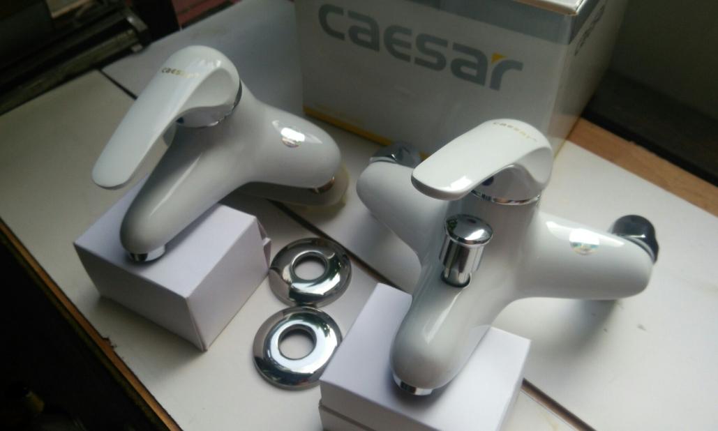 Củ sen tắm nóng lạnh Caesar trắng sứ