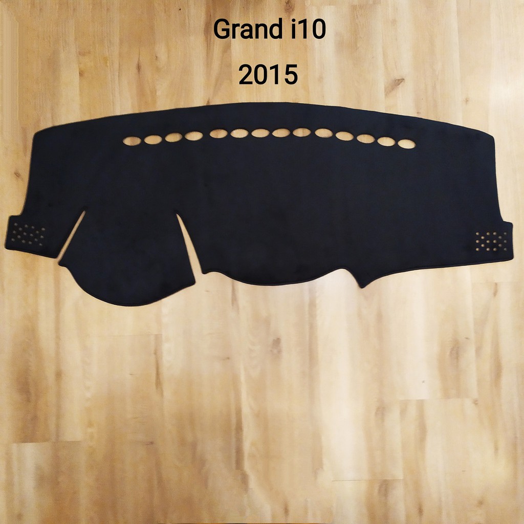 Thảm taplo nhung lông cừu xe Grand i10 đời 2014 đến 2022 bản hatchback và sedan, màu đen, có chống trượt, thiết kế 3D vừa in form xe, giúp che nắng taplo hiệu quả