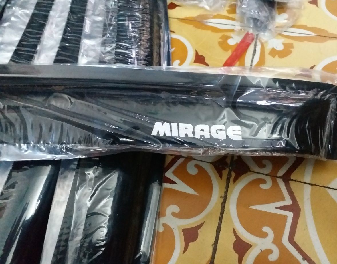 Bộ vè mưa đen xe Mitsubishi Mirage 2014-2019.