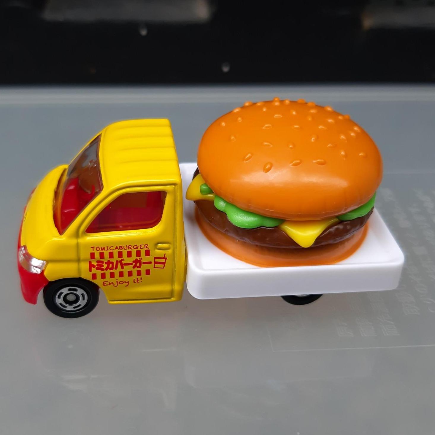 Xe mô hình Tomica - Xe Toyota Town Ace chở bánh Hamburger màu vàng
